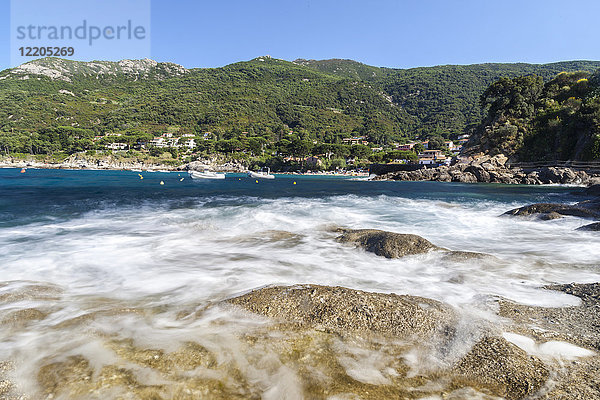 Wellen brechen an Felsen  Strand von Pomonte  Marciana  Insel Elba  Provinz Livorno  Toskana  Italien  Europa