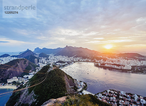 Skyline vom Zuckerhut bei Sonnenuntergang  Rio de Janeiro  Brasilien  Südamerika