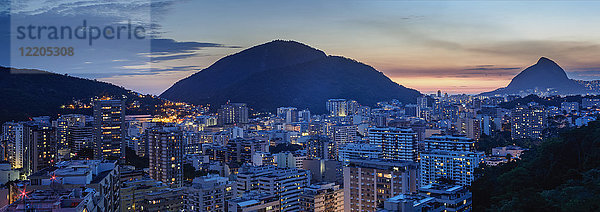 Botafogo und Humaita-Viertel in der Dämmerung  Blick von oben  Rio de Janeiro  Brasilien  Südamerika