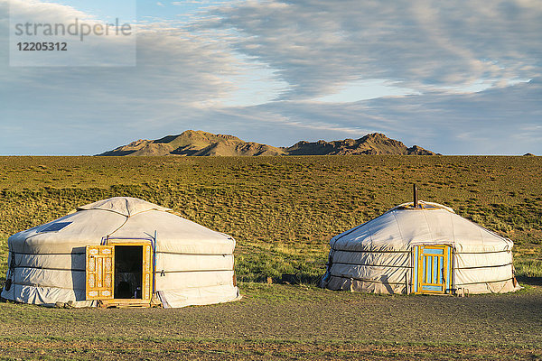 Zwei mongolische Nomaden-Gers und Berge im Hintergrund  Bezirk Bayandalai  Provinz Südgobi  Mongolei  Zentralasien  Asien