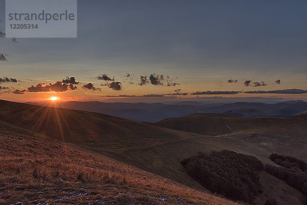 Hügel im Herbst bei Sonnenuntergang  Sibillini Park  Umbrien  Italien  Europa