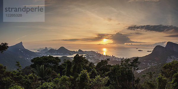 Stadtbild von Vista Chinesa bei Sonnenaufgang  Rio de Janeiro  Brasilien  Südamerika