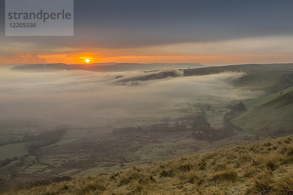 Blick von Mam Tor auf Nebel im Hope Valley bei Sonnenaufgang  Castleton  Peak District National Park  Derbyshire  England  Vereinigtes Königreich  Europa