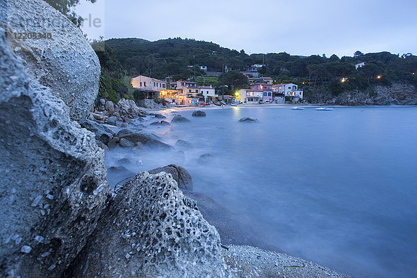 Das ruhige Meer in der Abenddämmerung  Marina di Campo  Insel Elba  Provinz Livorno  Toskana  Italien  Europa