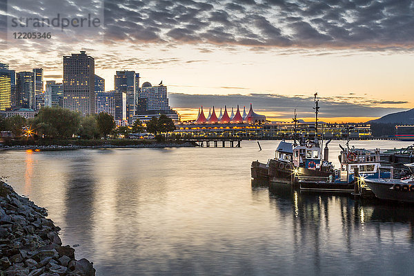 Blick auf Canada Place und städtische Bürogebäude bei Sonnenuntergang vom CRAB Park  Vancouver  British Columbia  Kanada  Nordamerika