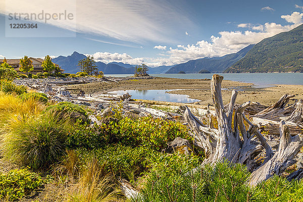 Blick auf How Sound bei Furry Creek am Sea to Sky Highway in der Nähe von Squamish  British Columbia  Kanada  Nordamerika