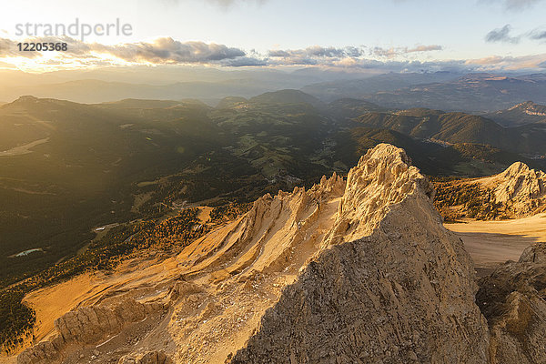 Luftaufnahme des Latemar-Massivs und Obereggen bei Sonnenuntergang  Dolomiten  Südtirol  Italien  Europa