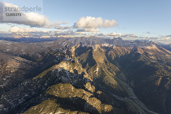 Luftaufnahme der felsigen Gipfel der Rosengartengruppe  Val Di Tires  Dolomiten  Südtirol  Italien  Europa