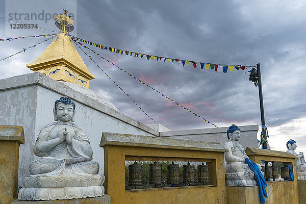 Buddhistische Statuen im Amarbayasgalant-Kloster bei Sonnenuntergang  Berg Buren-Khaan  Bezirk Baruunburen  Provinz Selenge  Mongolei  Zentralasien  Asien