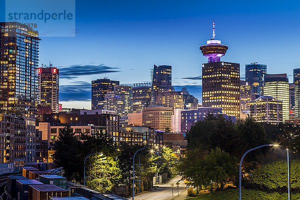 Blick auf die Skyline der Stadt und den Vancouver Lookout Tower in der Abenddämmerung von Portside  Vancouver  British Columbia  Kanada  Nordamerika