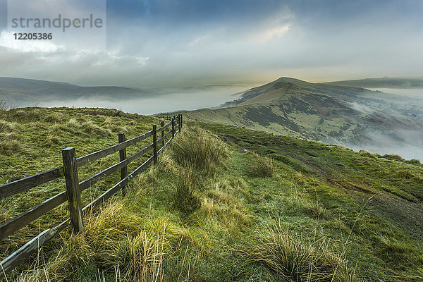 Blick von Mam Tor auf Nebel im Hope Valley bei Sonnenaufgang  Castleton  Peak District National Park  Derbyshire  England  Vereinigtes Königreich  Europa