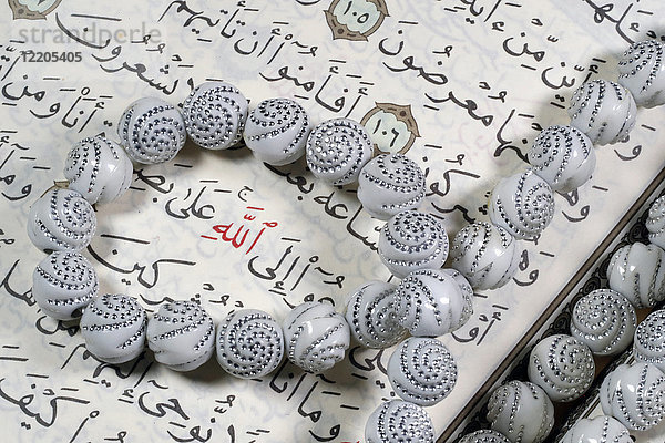 Koran und Tasbih (Gebetsperlen)  mit Allah-Monogramm in Rot  Haute-Savoie  Frankreich  Europa