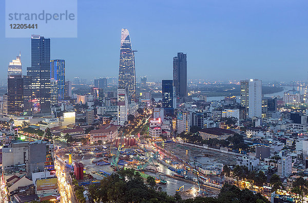 Skyline der Stadt bei Nacht mit dem Bitexco-Turm  Ho-Chi-Minh-Stadt (Saigon)  Vietnam  Indochina  Südostasien  Asien