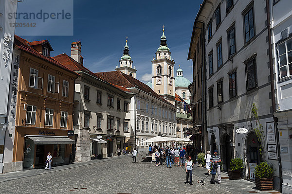 Gebäude am Stadtplatz und die Kathedrale des Heiligen Nikolaus im Hintergrund  Ljubljana  Slowenien  Europa