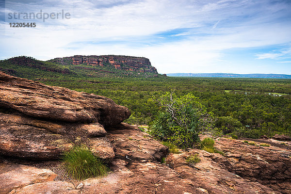 Blick vom Aussichtspunkt Nadab auf die heilige Stätte der Aborigines Ubirr  Kakadu-Nationalpark  UNESCO-Weltkulturerbe  Northern Territory  Australien  Pazifik
