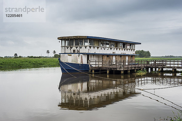 Boot aus der Kolonialzeit in Grand Bassam  UNESCO-Welterbestätte  Elfenbeinküste  Westafrika  Afrika