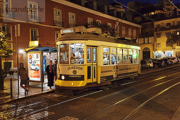 Straßenbahn 28  Stadtteil Alfama  Lissabon  Portugal  Europa