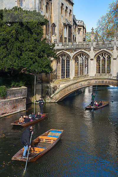 Stocherkähne unter der Seufzerbrücke  St. Johns College  University of Cambridge  Cambridge  Cambridgeshire  England  Vereinigtes Königreich  Europa