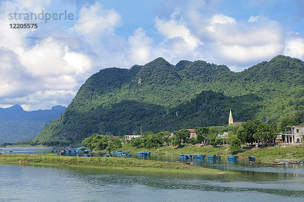 Son-Fluss und katholische Kirche im Nationalpark Phong Nha Ke Bang  Quang Binh  Vietnam  Indochina  Südostasien  Asien