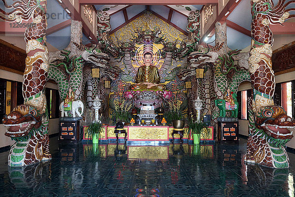 Hauptaltar mit Shakyamuni-Buddha-Statue  Van Hanh Zen Buddhist Monastery  Dalat  Vietnam  Indochina  Südostasien  Asien