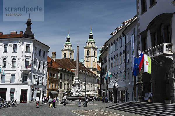 Robba-Brunnen auf dem Stadtplatz und die Kathedrale des Heiligen Nikolaus im Hintergrund  Ljubjlana  Slowenien  Europa
