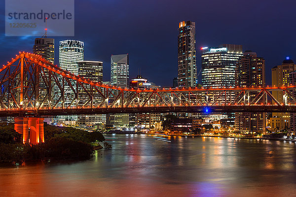 Story Bridge und Skyline von Brisbane bei Dunkelheit  Queensland  Australien  Pazifik