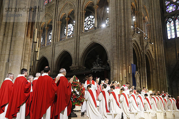 Priesterweihe in der Kathedrale Notre-Dame de Paris  Paris  Frankreich  Europa