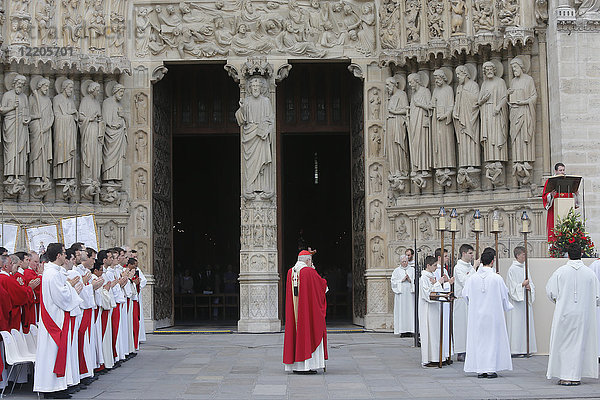 Priesterweihe in der Kathedrale Notre-Dame de Paris  Paris  Frankreich  Europa