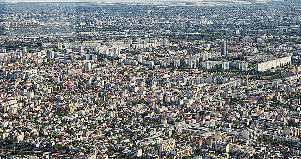 Die Vororte von Paris mit dem Hafengebiet im Hintergrund und den großen Wohnungen in Ville de Gennevilliers  Paris  Frankreich  Europa