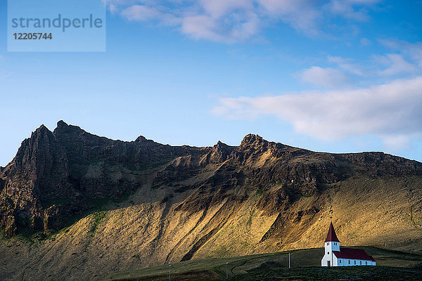 Landschaft um die Kirche von Vik  Island  Polarregionen