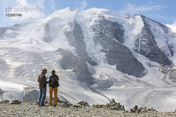Touristen bewundern die Gletscher Diavolezza und Pers sowie den Piz Palu  St. Moritz  Kanton Graubünden  Engadin  Schweiz  Europa