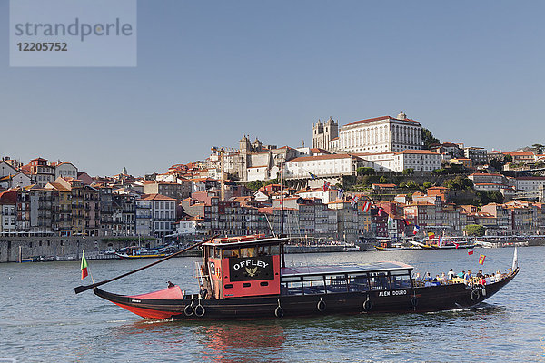 Rabelos-Boot  Ribeira-Viertel  UNESCO-Weltkulturerbe  Kathedrale  Bischofspalast  Porto (Oporto)  Portugal  Europa