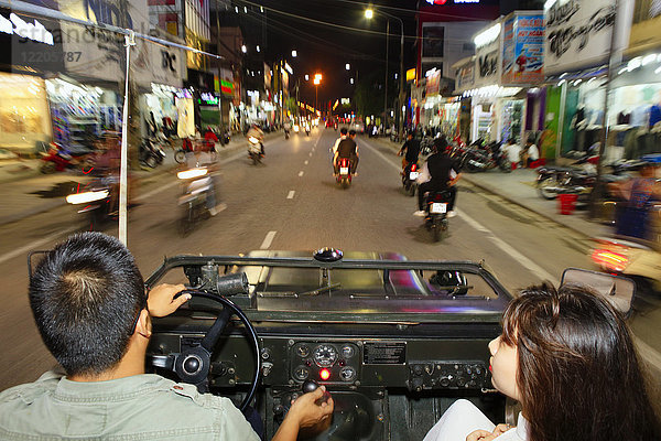 Ein vietnamesisches Paar in einem offenen Jeep fährt durch die Straßen von Hue  Vietnam  Indochina  Südostasien  Asien