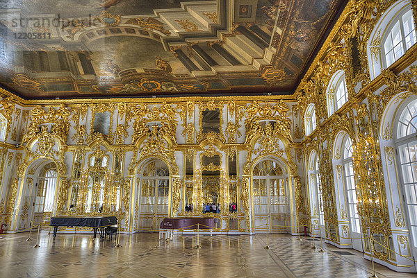 Der Große Saal mit Deckengemälden  Katharinenpalast  Zarskoje Selo  Puschkin  UNESCO-Weltkulturerbe  Russland  Europa