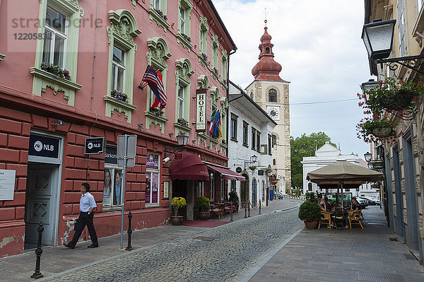 Cankarjeva Straße und der Stadtturm  Ptuj  Slowenien  Europa
