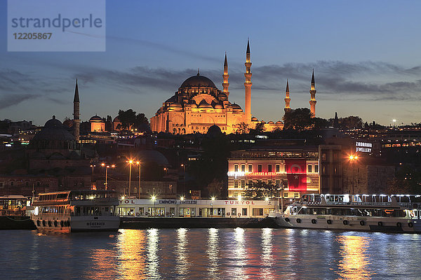 Altstadt  Süleymaniye-Moschee in der Abenddämmerung  Eminonu  Goldenes Horn  Bosporus  Istanbul  Türkei  Europa