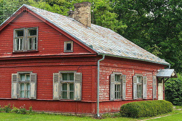 Altes hölzernes Familienhaus aus dem 19. Jahrhundert  Lettisches Ethnographisches Freilichtmuseum  Riga  Lettland  Europa