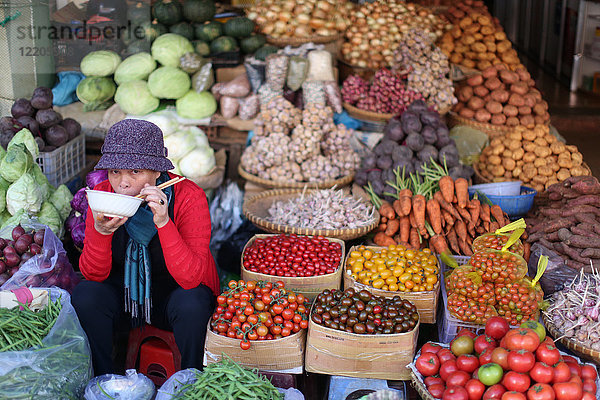 Frau verkauft frisches Gemüse auf dem Markt  Dalat  Vietnam  Indochina  Südostasien  Asien