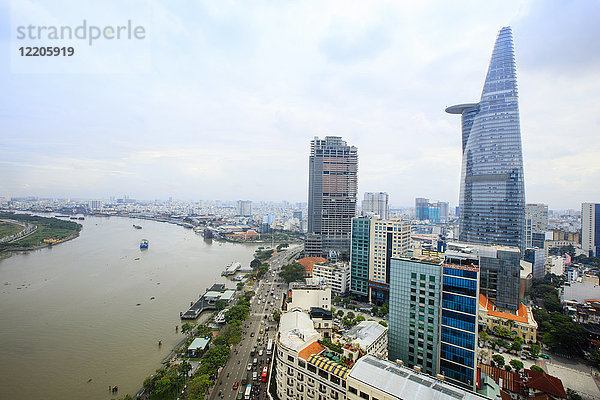 Die Skyline von Ho-Chi-Minh-Stadt (Saigon) mit dem Bitexco-Turm und dem Saigon-Fluss  Hoi-Chi-Minh-Stadt  Vietnam  Indochina  Südostasien  Asien