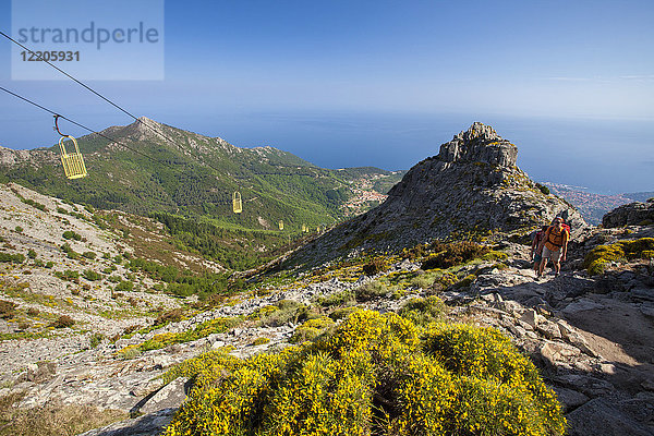 Wanderer an der Seilbahn  Monte Capanne  Insel Elba  Provinz Livorno  Toskana  Italien  Europa