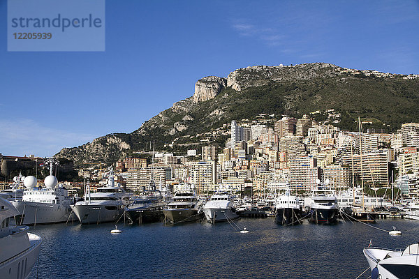 Blick auf den Hafen von Monaco Ville (Porte Hercule) mit seinen Luxusschiffen  Monaco  Französische Riviera  Mittelmeer  Europa