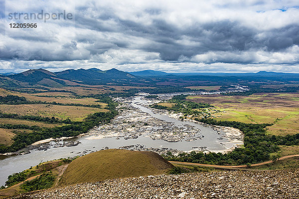 Blick über den Ogoolle-Fluss  Lope-Nationalpark  UNESCO-Welterbe  Gabun  Afrika