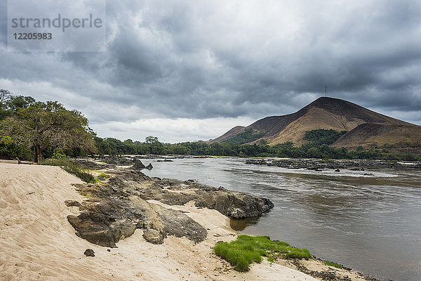 Blick über den Ogoolle-Fluss  Lope-Nationalpark  UNESCO-Welterbe  Gabun  Afrika