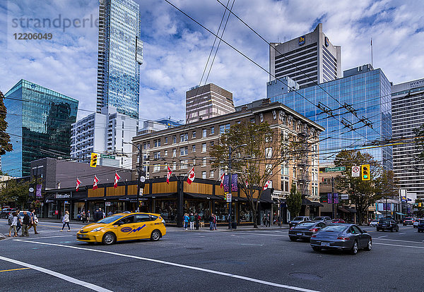 Blick auf den Verkehr und die Einkäufer in der Robson Street  Vancouver  British Columbia  Kanada  Nordamerika
