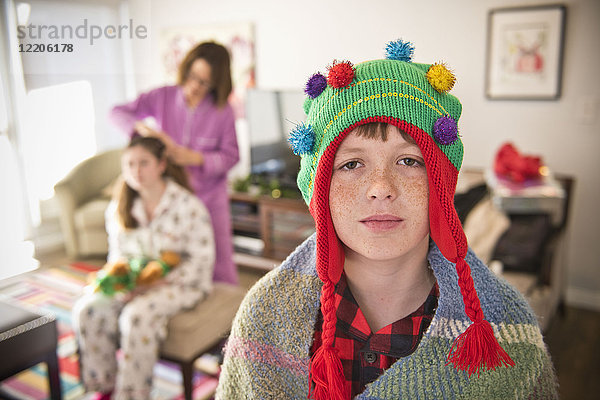 Porträt eines kaukasischen Jungen mit Weihnachtsbaum-Strumpfmütze