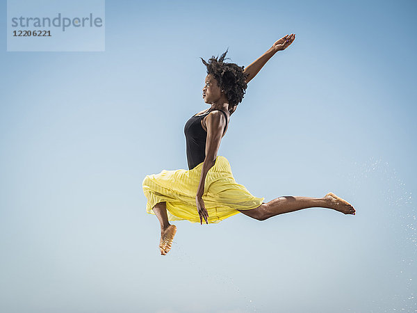 Schwarze Frau tanzt und springt