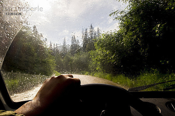 Windschutzscheibe eines Autos  das im Regen fährt