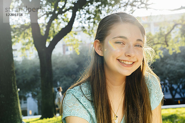 Porträt eines lächelnden kaukasischen Mädchens im Park
