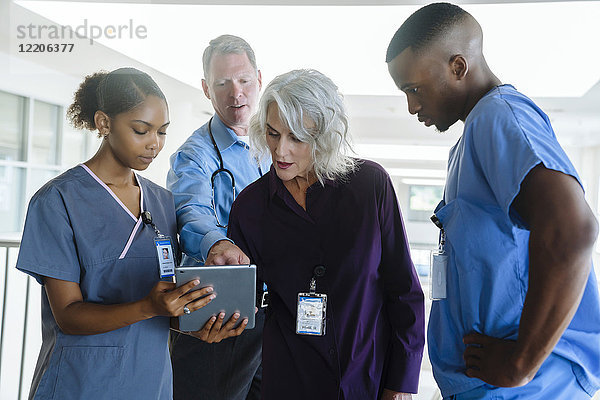 Ärzte und Krankenschwestern mit digitalem Tablet
