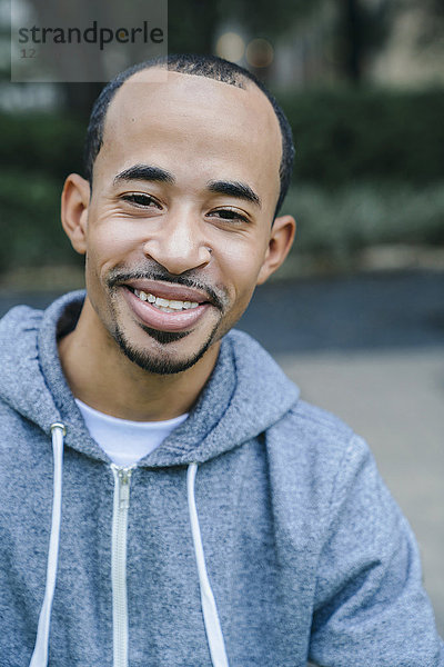 Porträt eines lächelnden schwarzen Mannes mit Ziegenbart